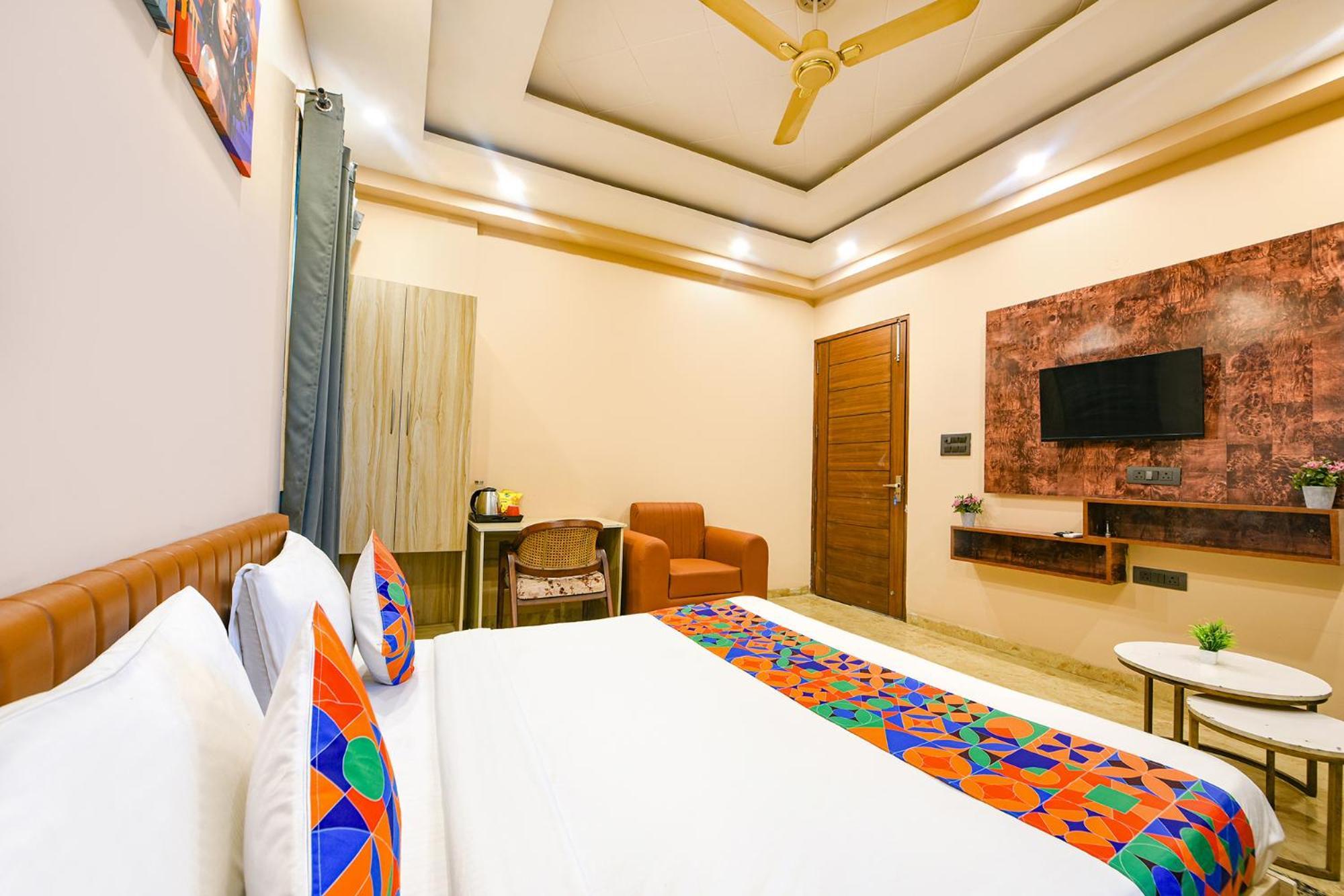 Fabhotel Vibe Нойда Экстерьер фото